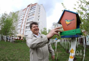 Вячеслав Чумертов и его сад во дворе