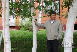 Вячеслав Чумертов и его сад во дворе