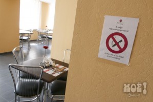 Двери всех кафе, ресторанов и гостиниц буквально пестрят табличками, запрещающими курение