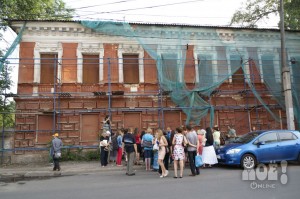 Сбор активистов у усадьбы Быстржинских