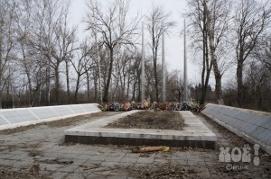 Братская могила на улице Юных натуралистов