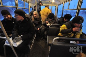Автобус у вокзала Воронеж-1, в котром кормят бездомных