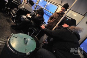 Автобус у вокзала Воронеж-1, в котром кормят бездомных