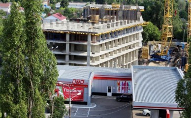 Скандальная стройка в Воронеже: 18-этажку втиснули между заправкой и частным сек...