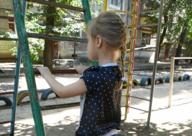 На 5-летнюю девочку на детской площадке в Воронеже упала металлическая лестница