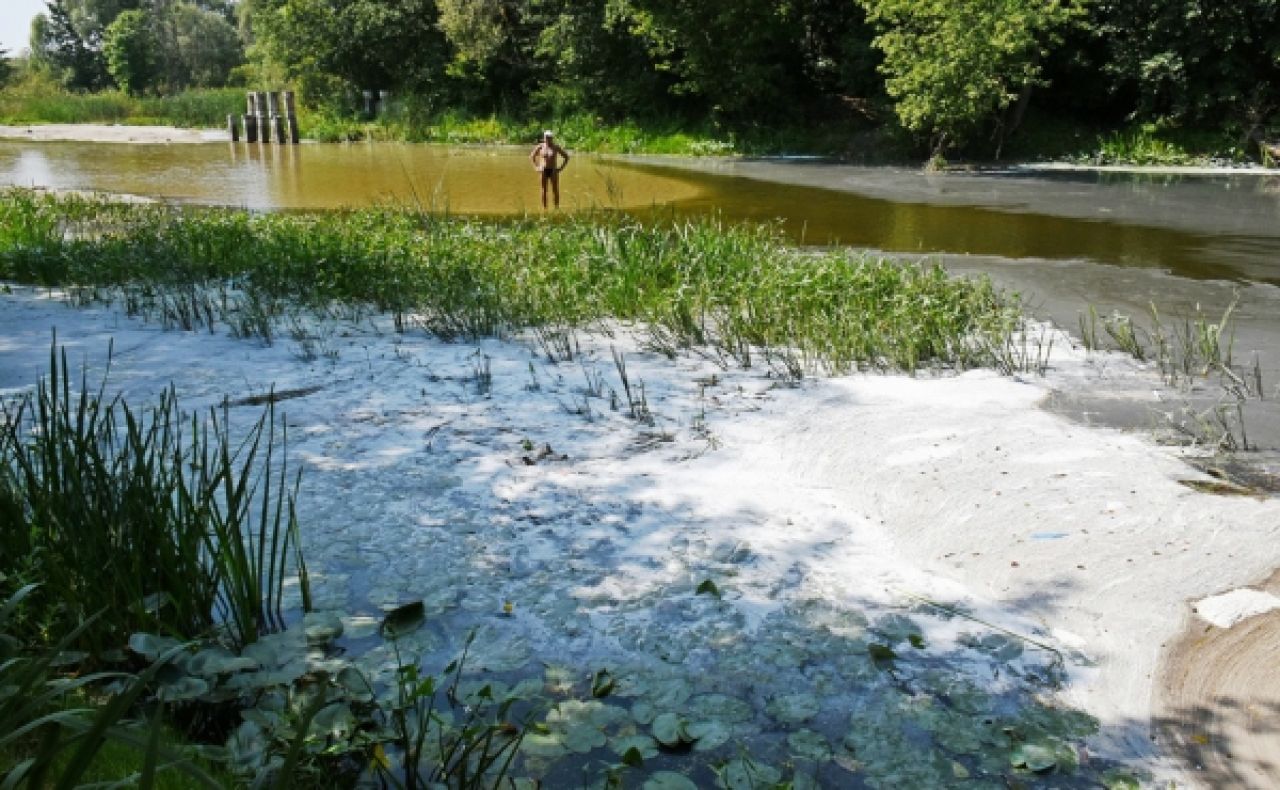 На месте разлива нефтепродуктов теперь белый сорбент