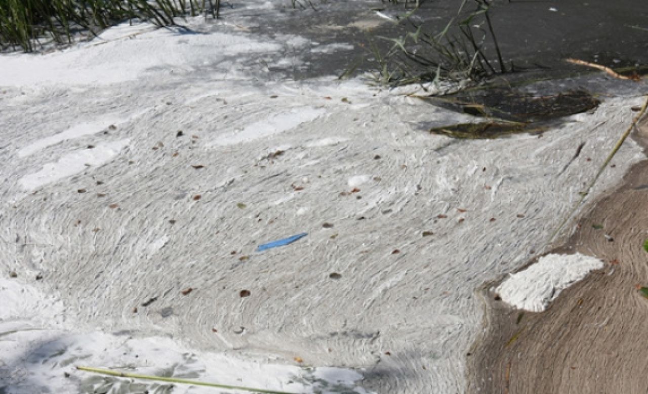 Сорбент на месте разлития нефтепродуктов.