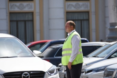 Нелегальный парковщик у ЗАГСа в центре Воронежа: «Мне все руку жмут за то, что я...