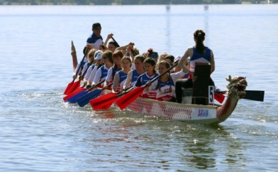 На Дне города в регате на лодках «Дракон» впервые участвовали полностью женские ...