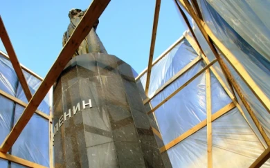 В Воронеже памятник Ленину с отвалившейся рукой закрыли строительными лесами