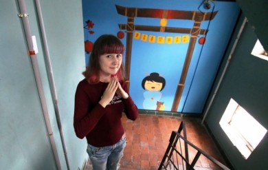 Воронежская студентка разрисовала свой этаж в подъезде в японском стиле