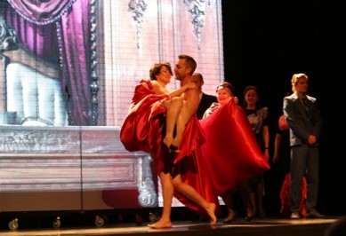 При чём тут Познер — пять находок нового воронежского спектакля «Гамлет»