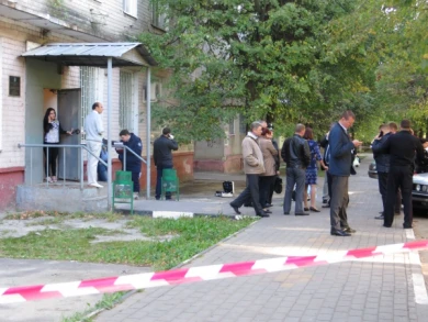 Женщина-пристав, раненая убийцей сына и невестки, находится в тяжёлом состоянии
