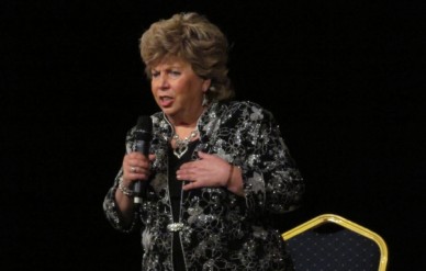 В Воронеж приезжает поэтесса, которая одним прикосновением помогает выйти замуж