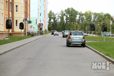 Знаки, запрещающие парковку у домов в «Московском квартале», до сих пор закрыты