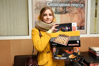 Читатели «МОЁ!» передали для акции «Стань волшебником» шахматы и игрушки