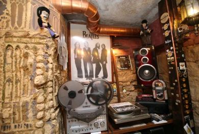 Воронежец устроил в квартире дом-музей «Битлз» с уникальными экспонатами
