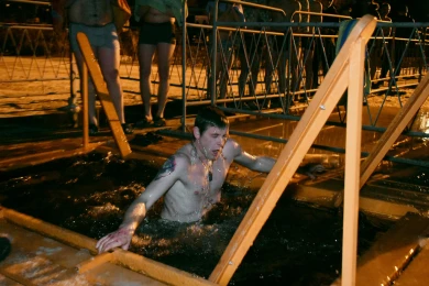 Воронежцы заходили в крещенскую купель с опасного льда