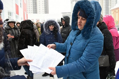 Воронежцы сутками стоят в очереди, чтобы записать детей в школу № 102