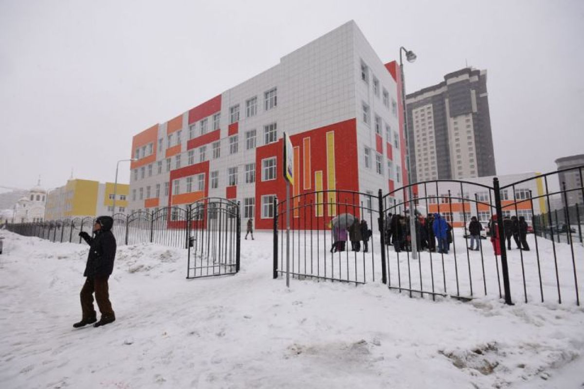 Родители будущих первоклашек выстроились в огромную очередь у новой школы (трансляция)