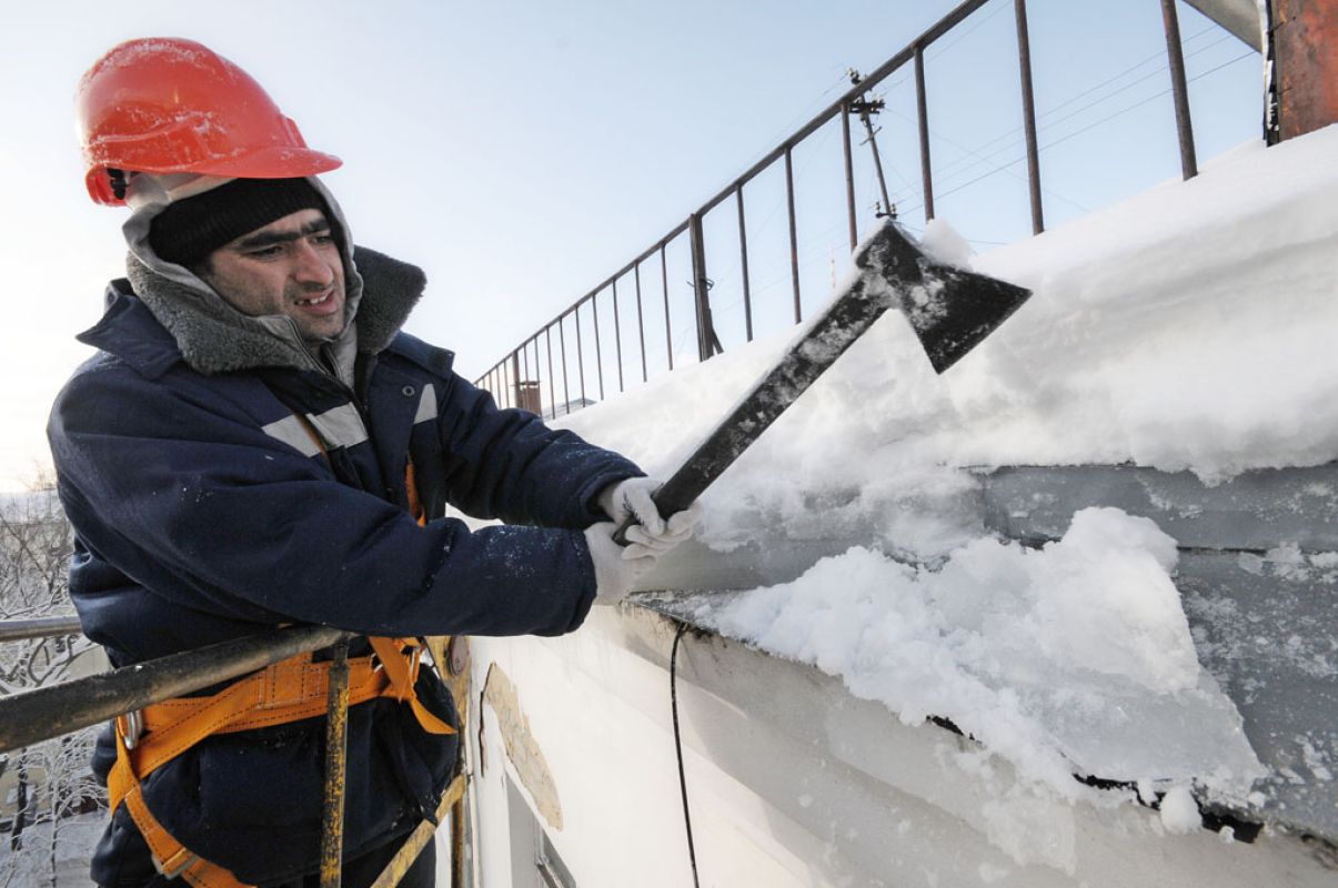 Как в Воронеже чистят крыши от сосулек
