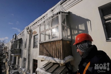 Спасатели предупредили воронежцев об опасности схода снега и льда с крыш