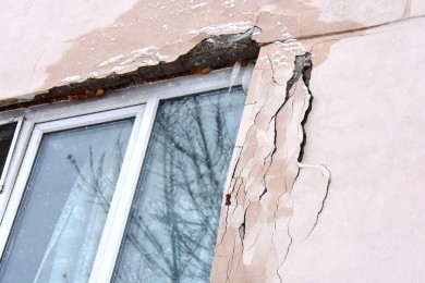 «После аварии из стены нашего дома вываливается панельная плита»