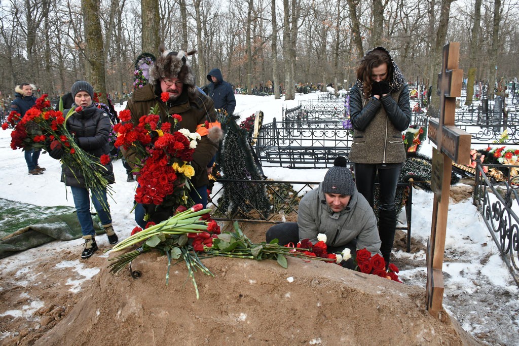 Похоронили под песню. Похороны диджея Михаила Сергеева. Могила Хачатуряна.