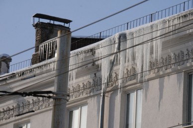 Парковаться в центре Воронежа сегодня опасно из-за сосулек