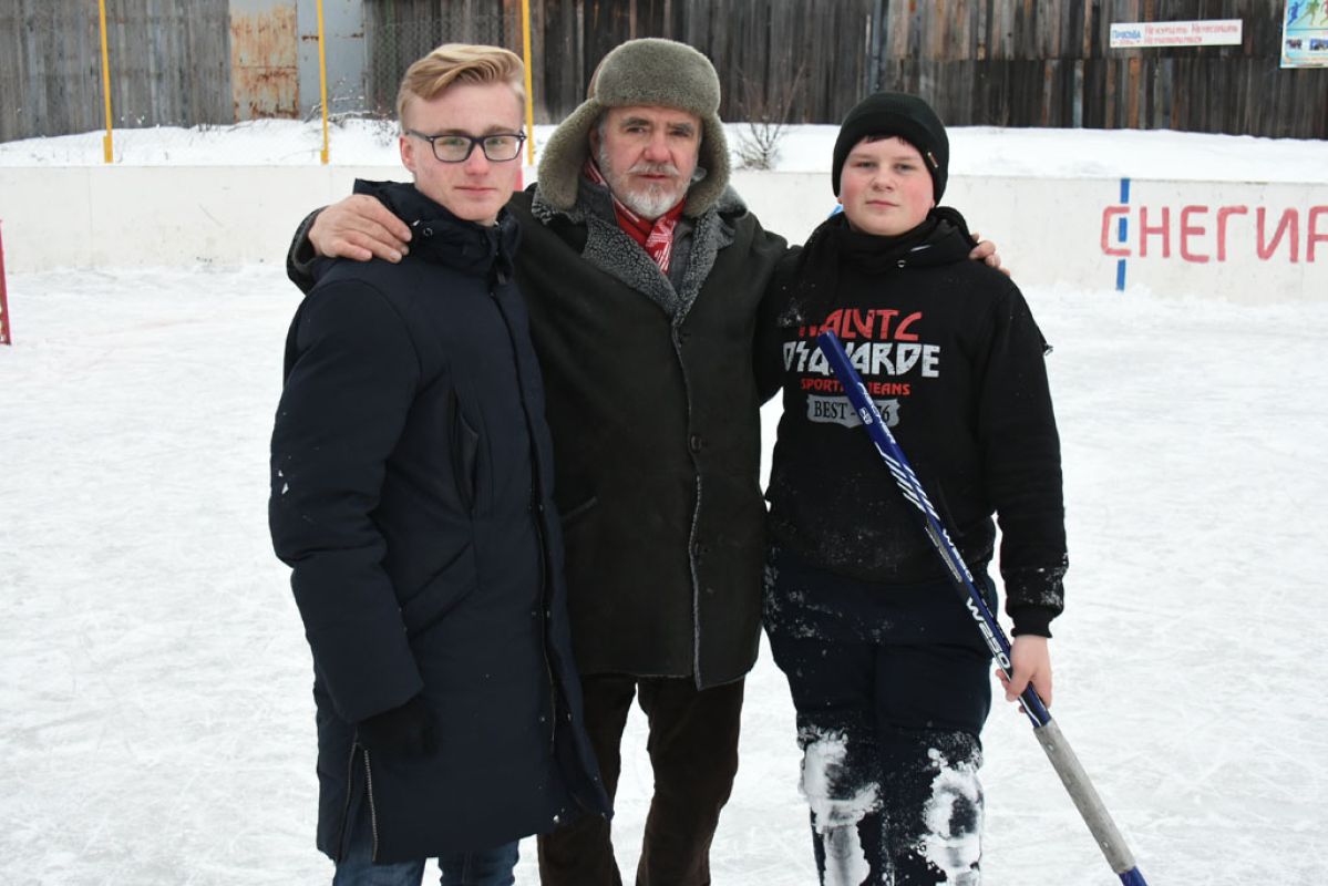 Сергей Кравцов (в центре) вместе с юными дворовыми хоккеистами на спортплощадке "Снегири" в Боровом.