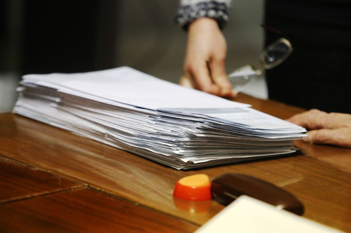 В Воронеже камеры сняли передачу денег члену избирательной комиссии
