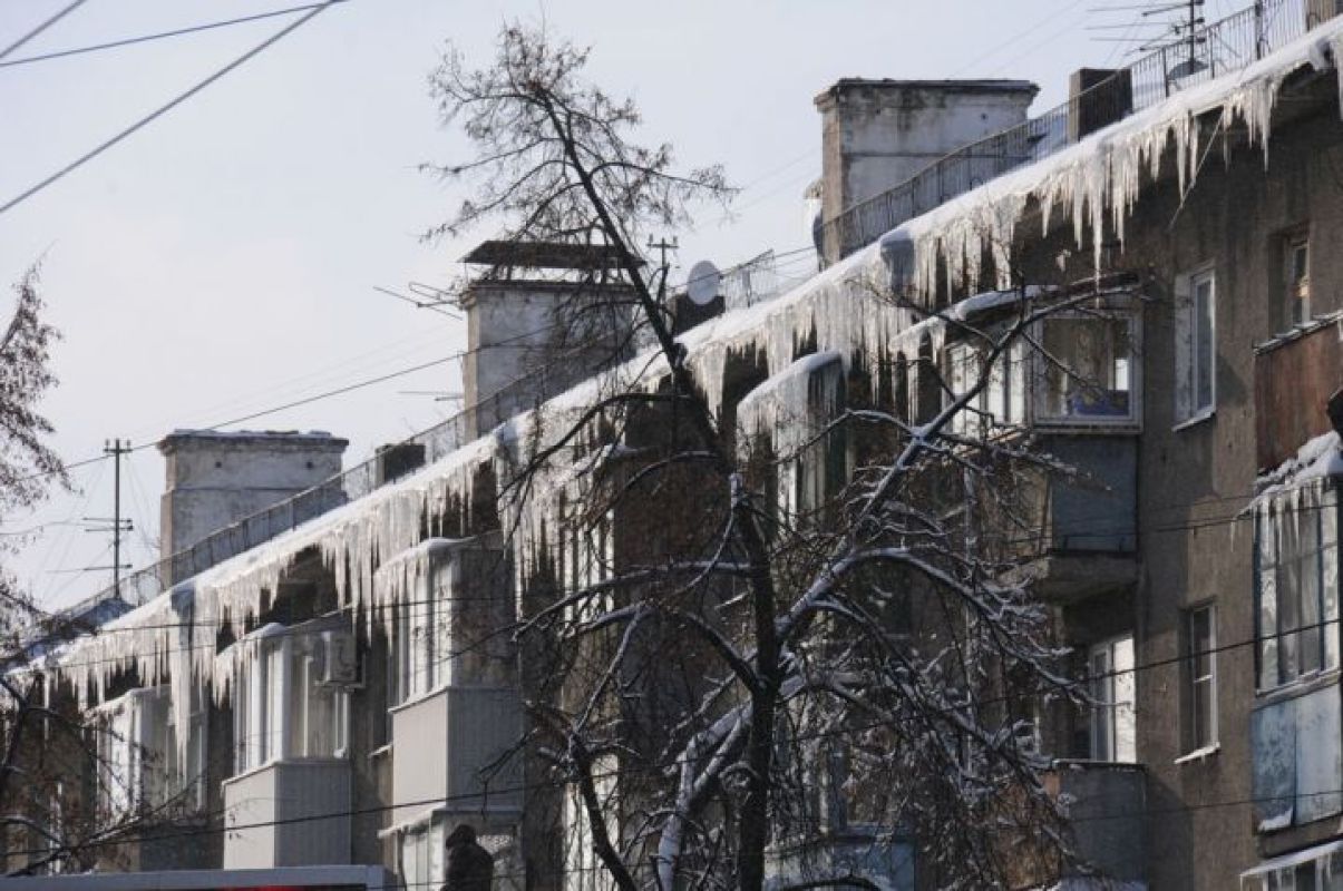 В центре Воронежа мужчину убила упавшая с крыши глыба льда