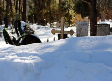На воронежских кладбищах к Пасхе очистят дороги, но не проходы к могилам
