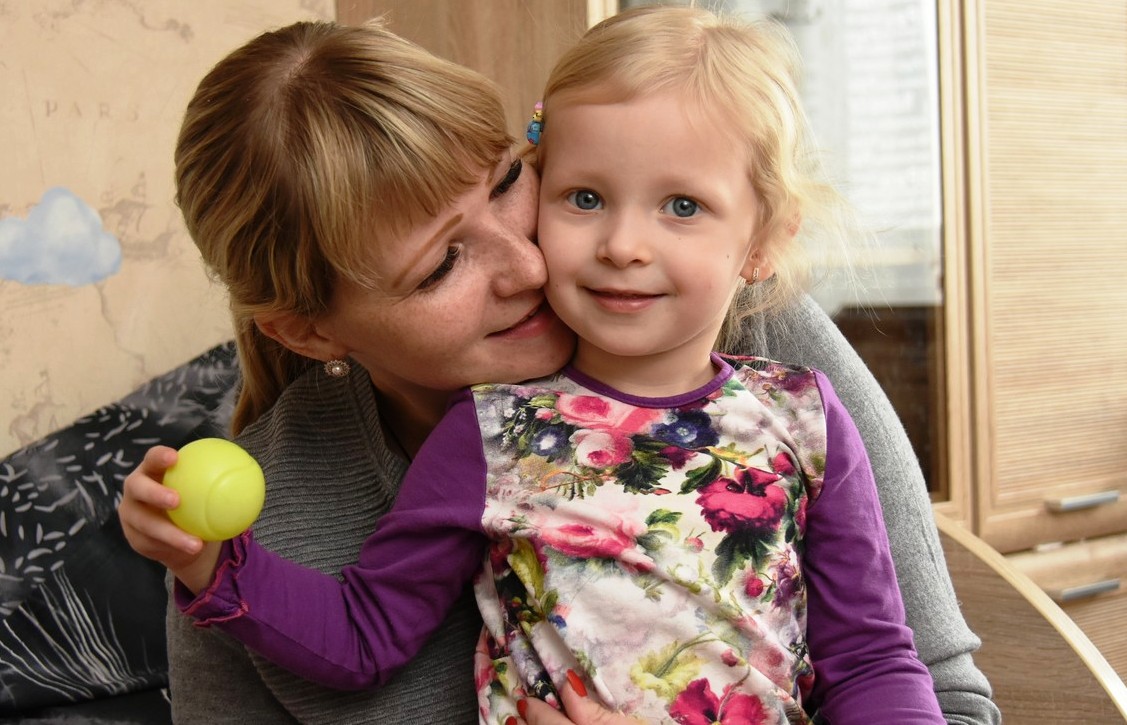 &laquo;Когда наша девочка не смогла сидеть, мы забили тревогу&raquo;. Ребёнку нужна помощь
