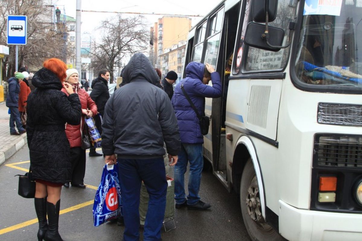 В Воронеже водитель маршрутки напал на пешехода на глазах у его беременной жены

