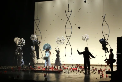 Театр из Швейцарии показал в Воронеже цирковые трюки по мотивам картин Дали