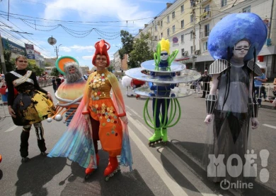 Angry birds, техно-Пушкин и огромная улитка: в Воронеже прошёл театральный парад
