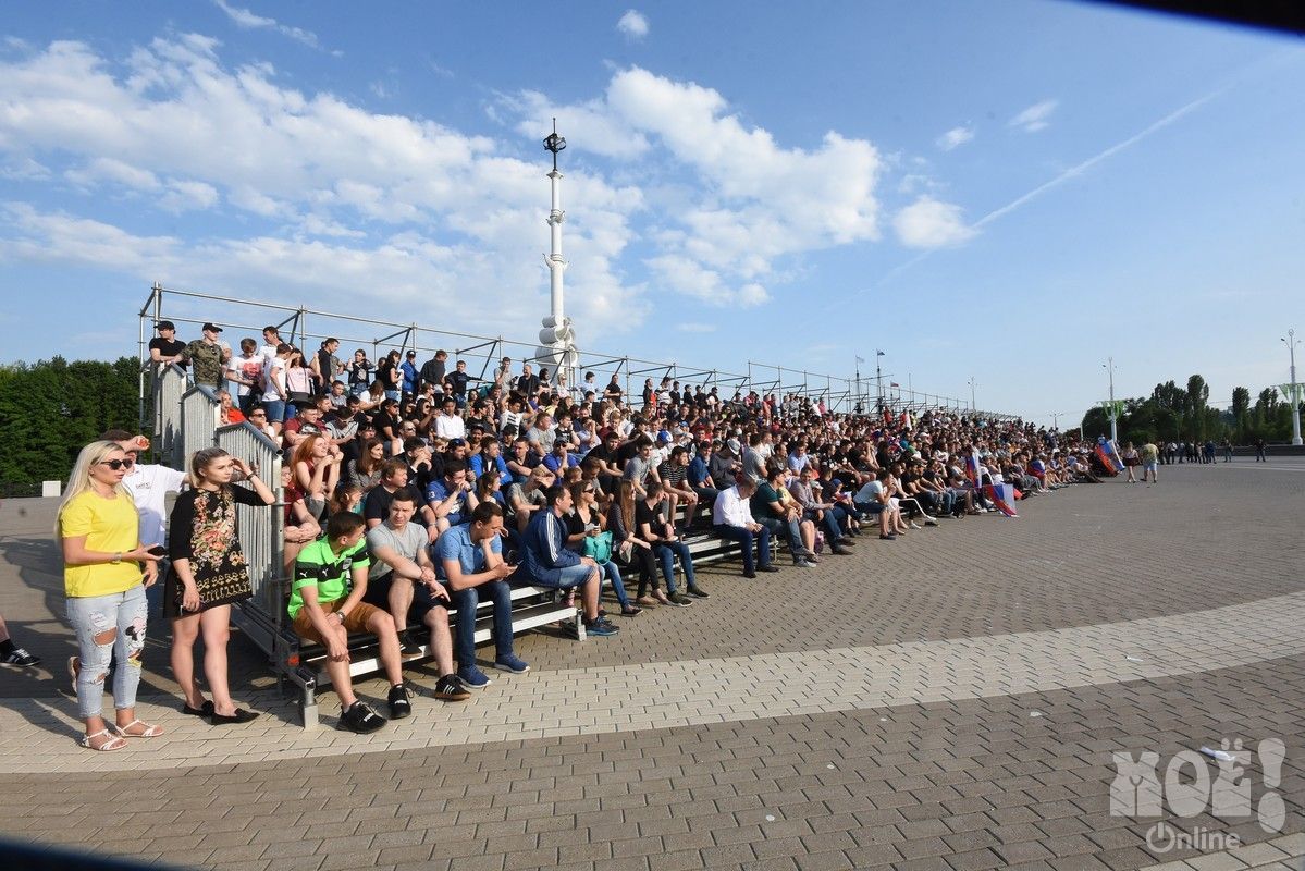 Трибуна перед экраном была заполнена уже за час до начала игры