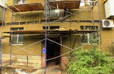 В Воронеже ремонтники загородили строительными лесами выход из подъезда