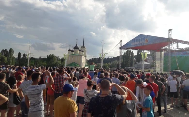 Полторы тысячи воронежцев сдержанно болеют за сборную на Адмиралтейке