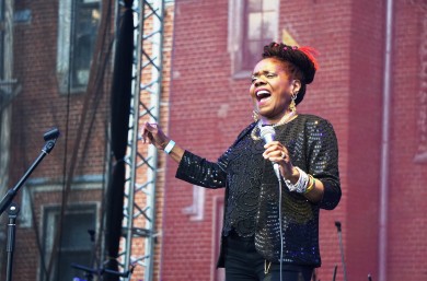 Вокалистка Кэтрин Рассел рассказала в Воронеже о жёсткости Мадонны