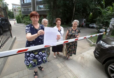 В центре Воронежа дорогу к остановке перегородили забором
