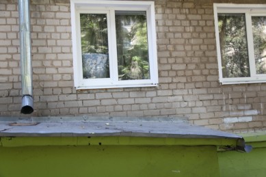 В Воронеже из окна пятиэтажки упал 2-летний мальчик