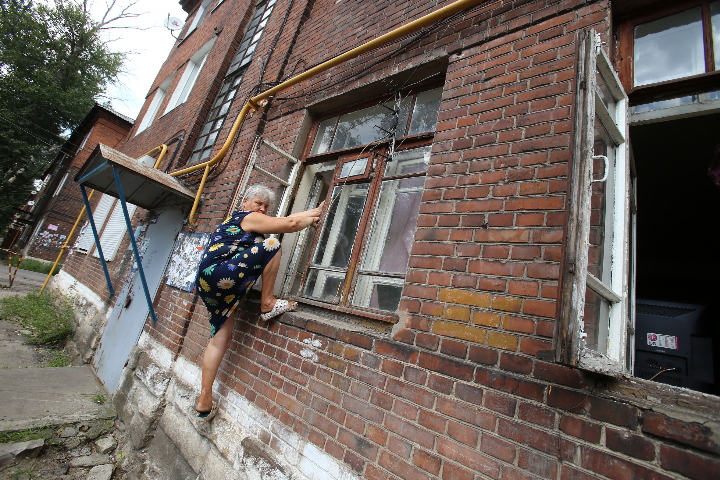 Жительница Воронежа уже почти 5 лет ходит к себе домой через окно