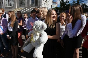 На линейке 1 сентября в родной школе № 37 в Воронеже после Олимпиады-2016