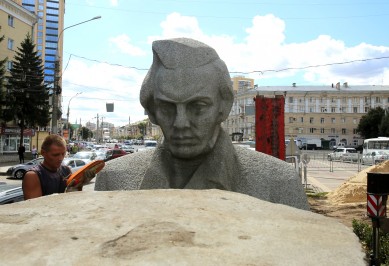 В Воронеже устанавливают памятник Кольцову: на монументе нашли опасные трещины