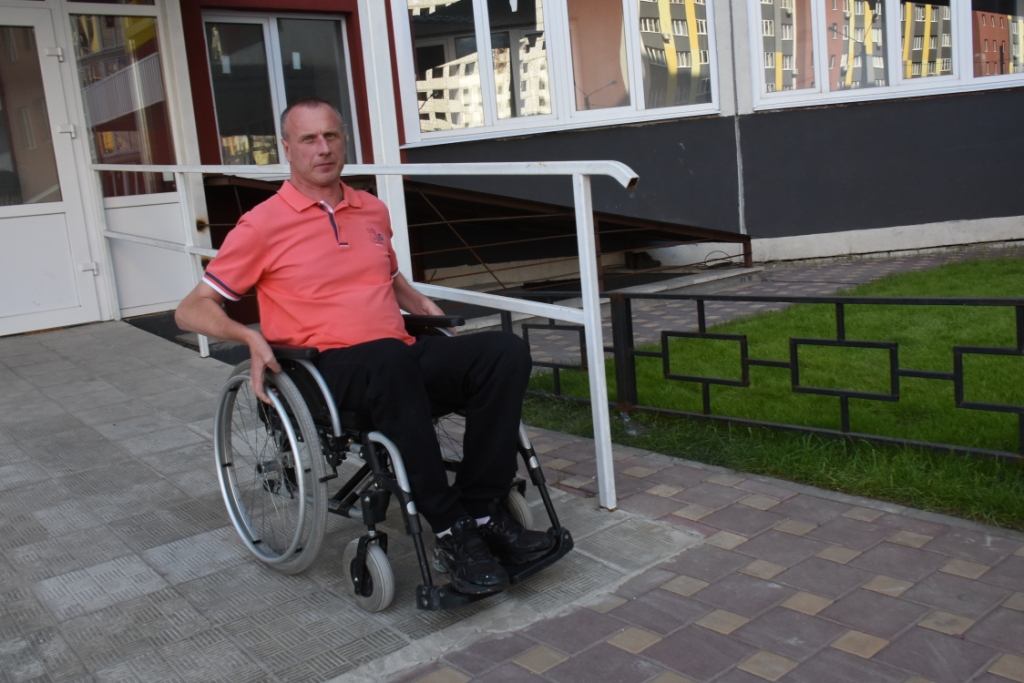 Михаил Хлебников на пандусе у подъезда дома своей новой квартиры