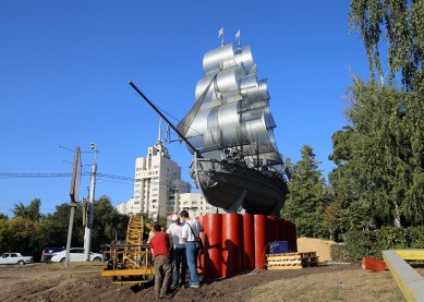 В Воронеже началась установка корабля «Меркурий» в сквере «Ильича»