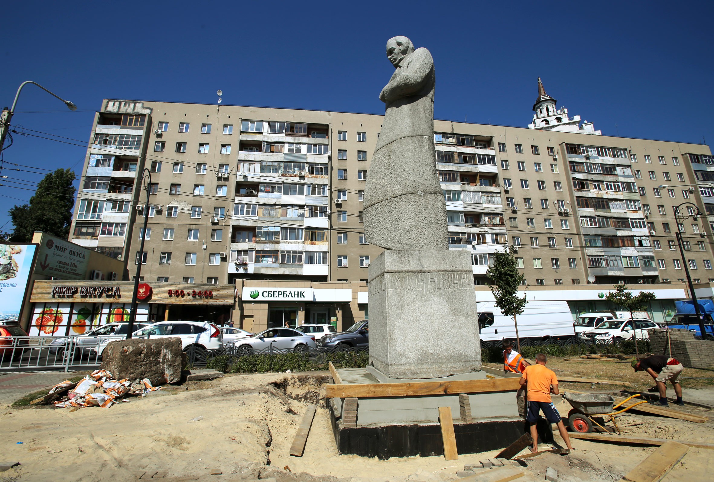 В Воронеже возобновили благоустройство у памятника Кольцову
