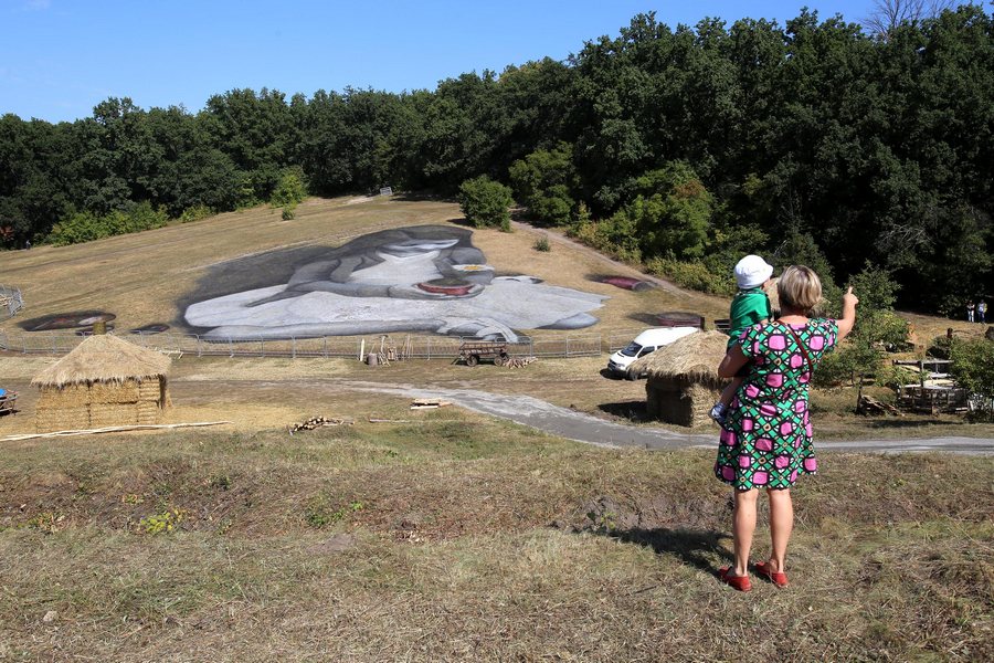Воронежцев возмутило уничтожение дерева в Центральном парке ради биокартины
